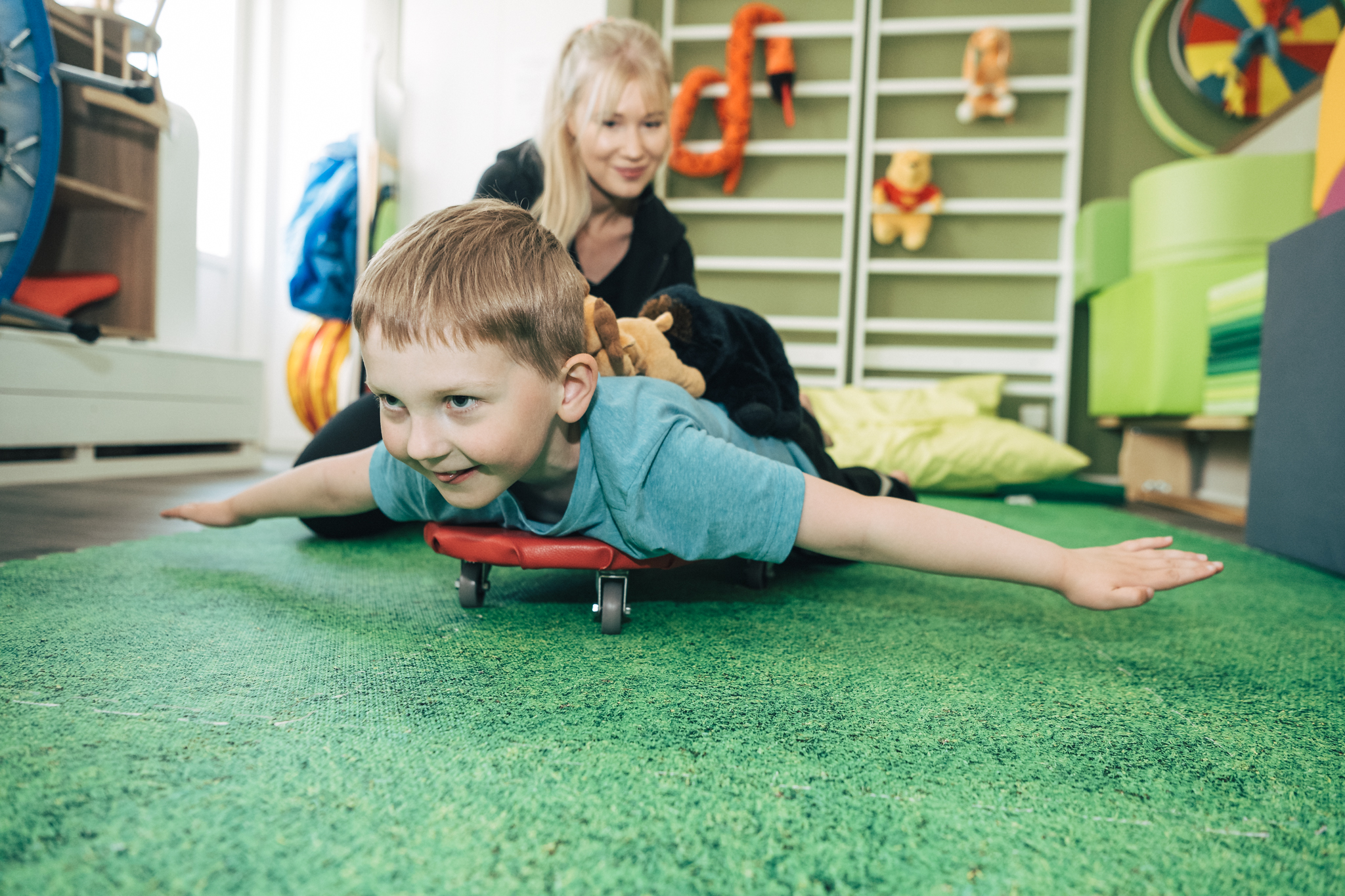 Banner kuva, lapsi harjoittelee terapeutin kanssa tasapainoa