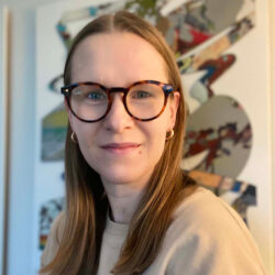 Henna-Riikka_1_skaalattu_neliö Henna-Riikka_1_skaalattu_neliö